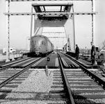 154914 Gezicht op de ophaalbrug over het Noordhollandsch Kanaal te Alkmaar met een diesel-electrisch treinstel DE 3 ...
